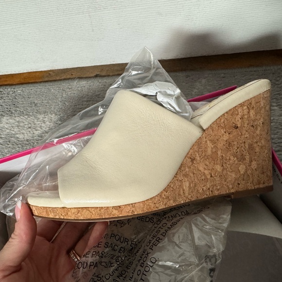 NWT - Vince Camuto wedges - creamy white - Picture 3 of 6